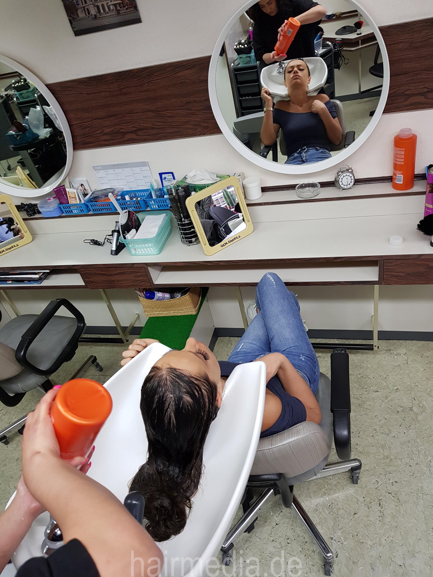 1045 OlgaB by Melisa backward shampoo salon shampooing barberette in the bowl