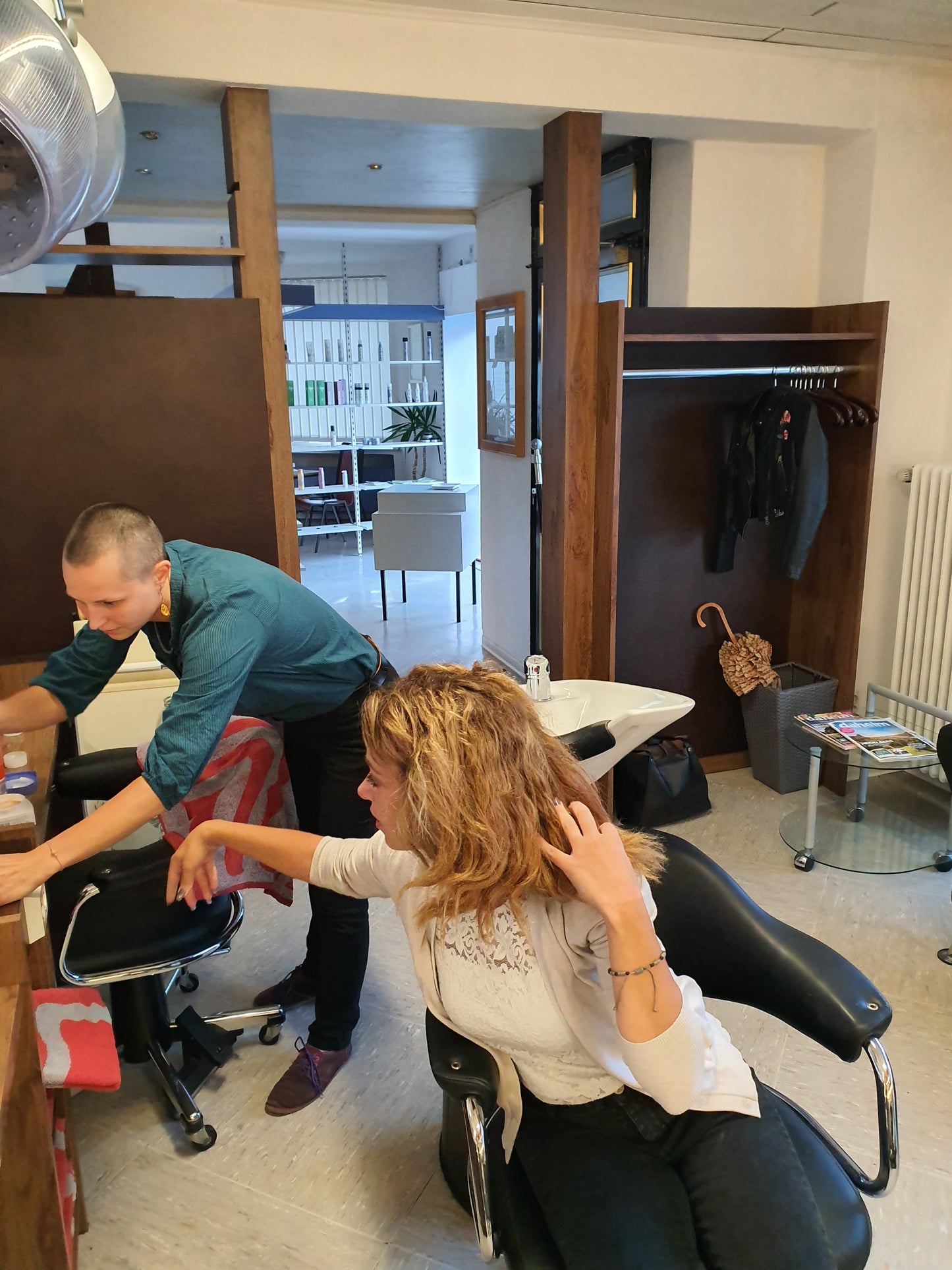 9089 08 Annalisa by bald ClaudiaL pampering backward shampooing