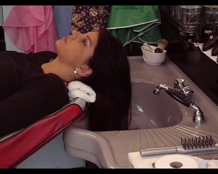 1015 Agnieszka 2 backward by barber on barberchair in forward shampoo hairwash bowl