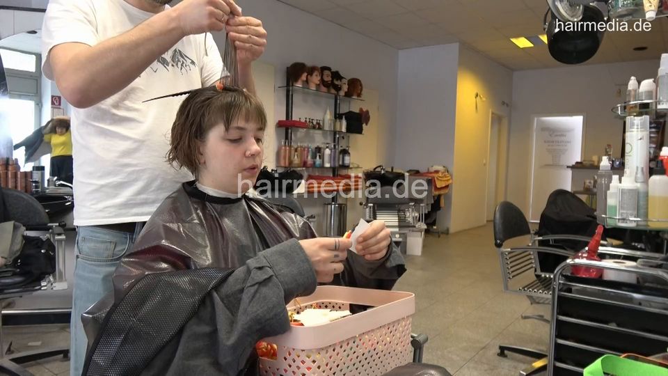 7202 Ukrainian hairdresser in Berlin 220515 1st 2 perm