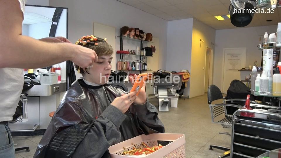 7202 Ukrainian hairdresser in Berlin 220515 1st 2 perm