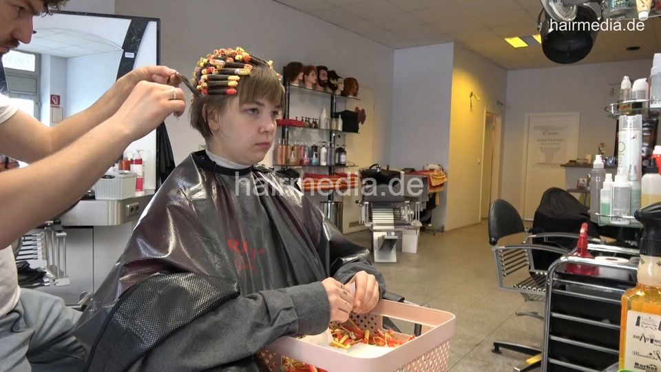 7202 Ukrainian hairdresser in Berlin 220515 1st 2 perm