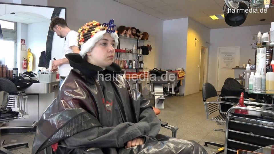 7202 Ukrainian hairdresser in Berlin 220515 1st 2 perm