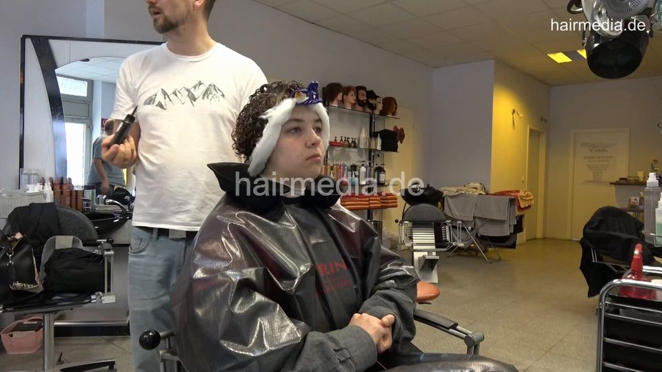 7202 Ukrainian hairdresser in Berlin 220515 1st 4 perm - Zoya controlled