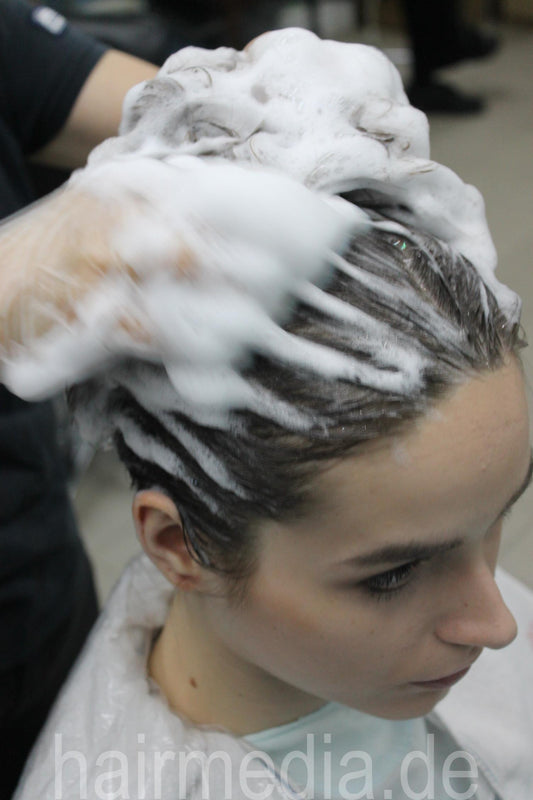 359 AndreaN, shampooing in Hong Kong by barber 523 pictures for download