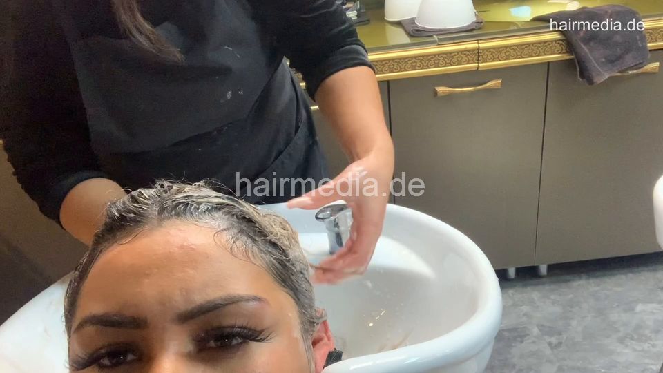 4117 Judy 1021 highlighting Part 2 shampoo and blow out by barberette Hamburg