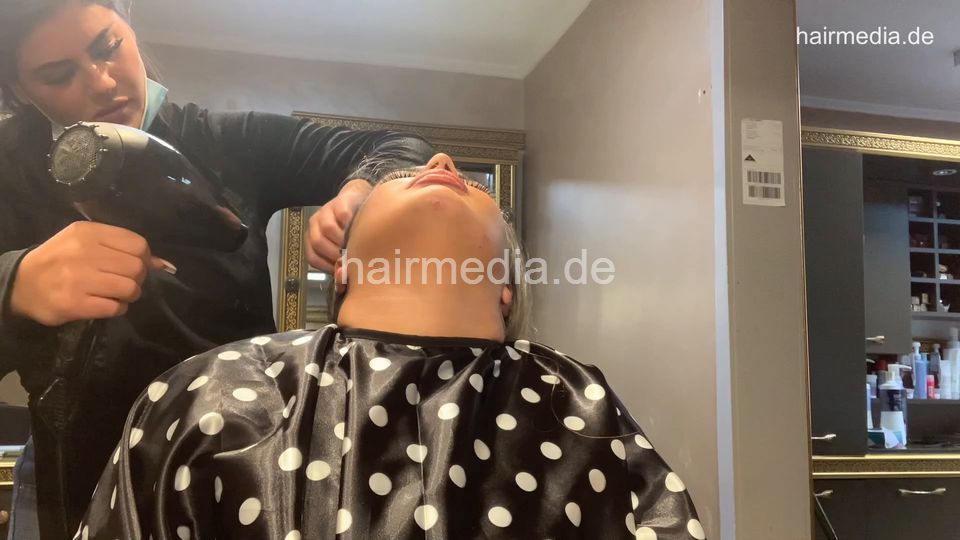 4117 Judy 1021 highlighting Part 2 shampoo and blow out by barberette Hamburg