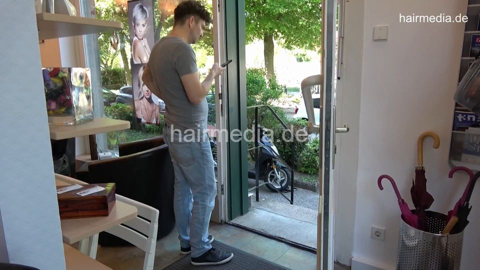 7202 Ukrainian hairdresser in Berlin 220515 4th 1 teen shampooing