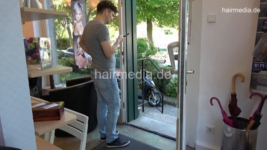 7202 Ukrainian hairdresser in Berlin 220515 4th 1 teen shampooing