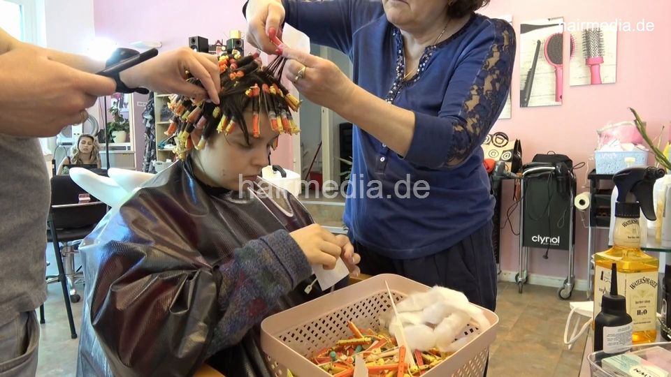 7202 Ukrainian hairdresser in Berlin 220515 4th 4 teen perm process
