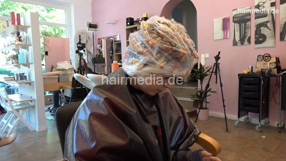 7202 Ukrainian hairdresser in Berlin 220515 4th 4 teen perm process