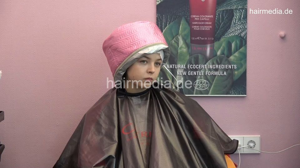 7202 Ukrainian hairdresser in Berlin 220515 4th 5 perm process
