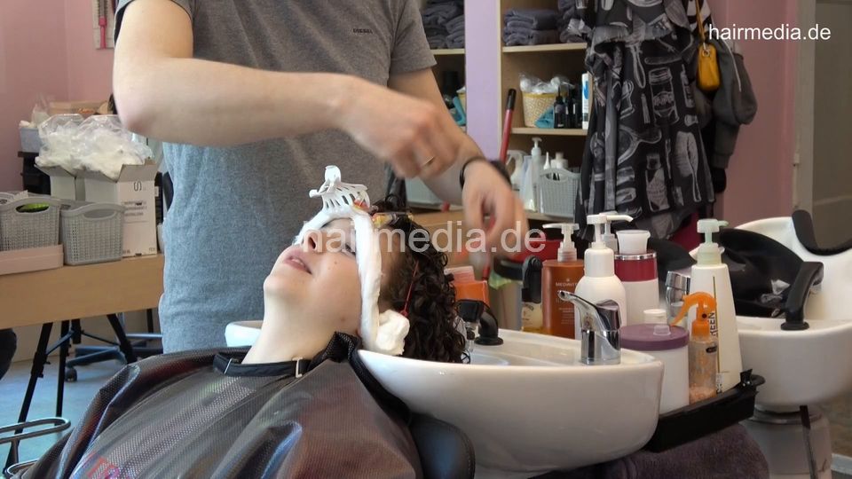 7202 Ukrainian hairdresser in Berlin 220515 4th 5 perm process