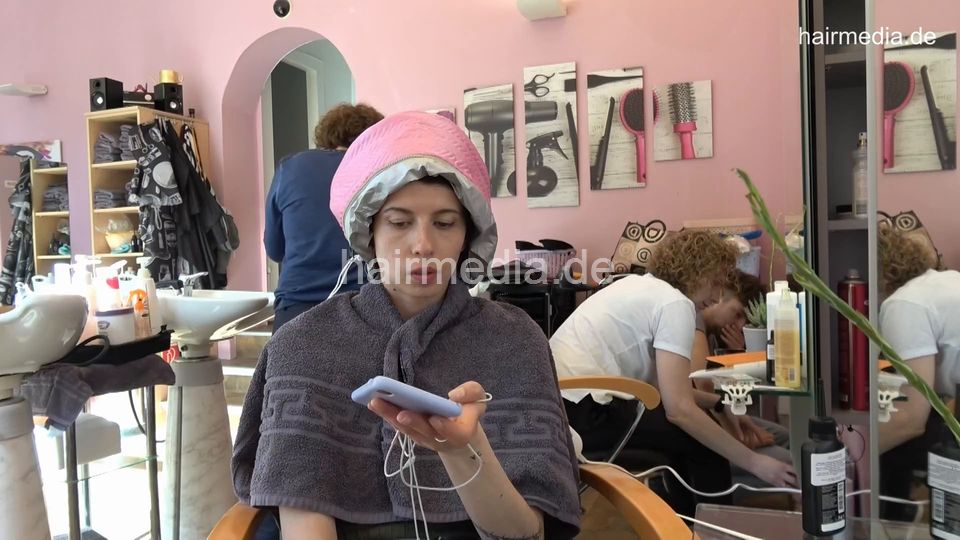 7202 Ukrainian hairdresser in Berlin 220515 5th 1 shampooing and bonett dryer haircare
