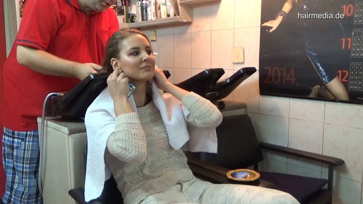 6196 Angelina 1 smoking shampooing by barber