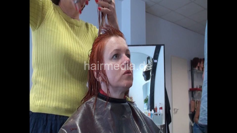 7202 Ukrainian hairdresser in Berlin 220515 6th 1 shampooing redhead Zoya controlled