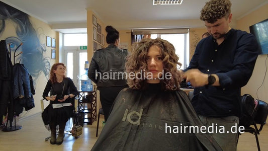 7201 Ukrainian hairdresser in Kaunas 220501 drycut curly Anastasia