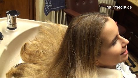 9073 16 Giuliafriend thickhair teen by old barber backward and upright salon shampooing