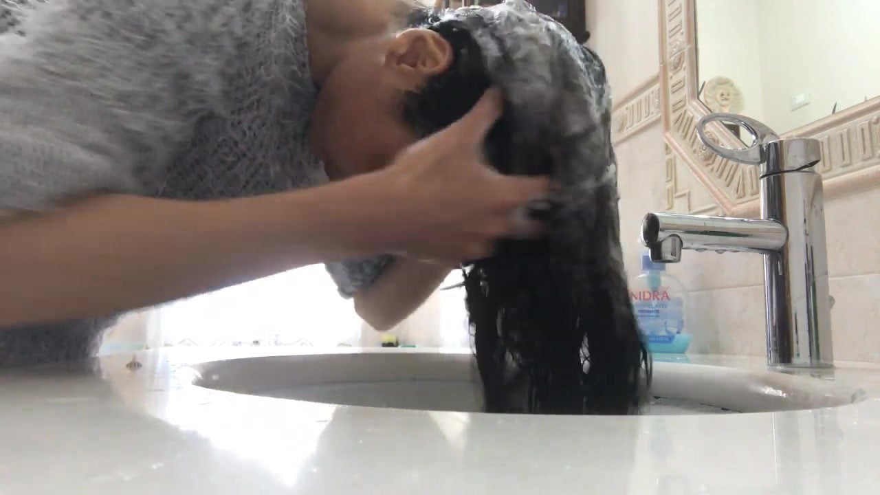 1147 self shampooing ASMR relax sound in pullover in bathroom