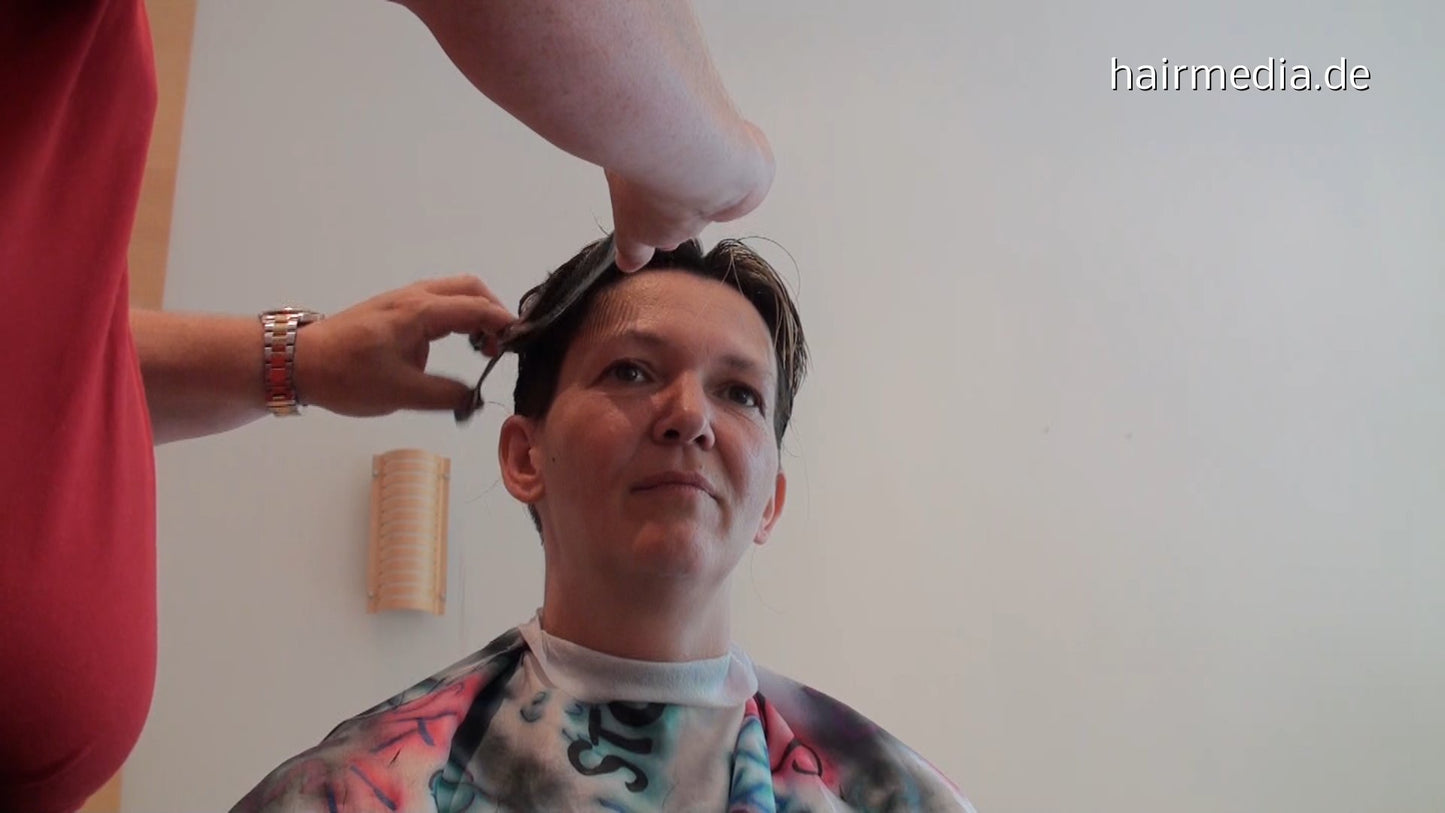 8146 AnjaG 2 cut by barber truckdriver Wilmersdorf