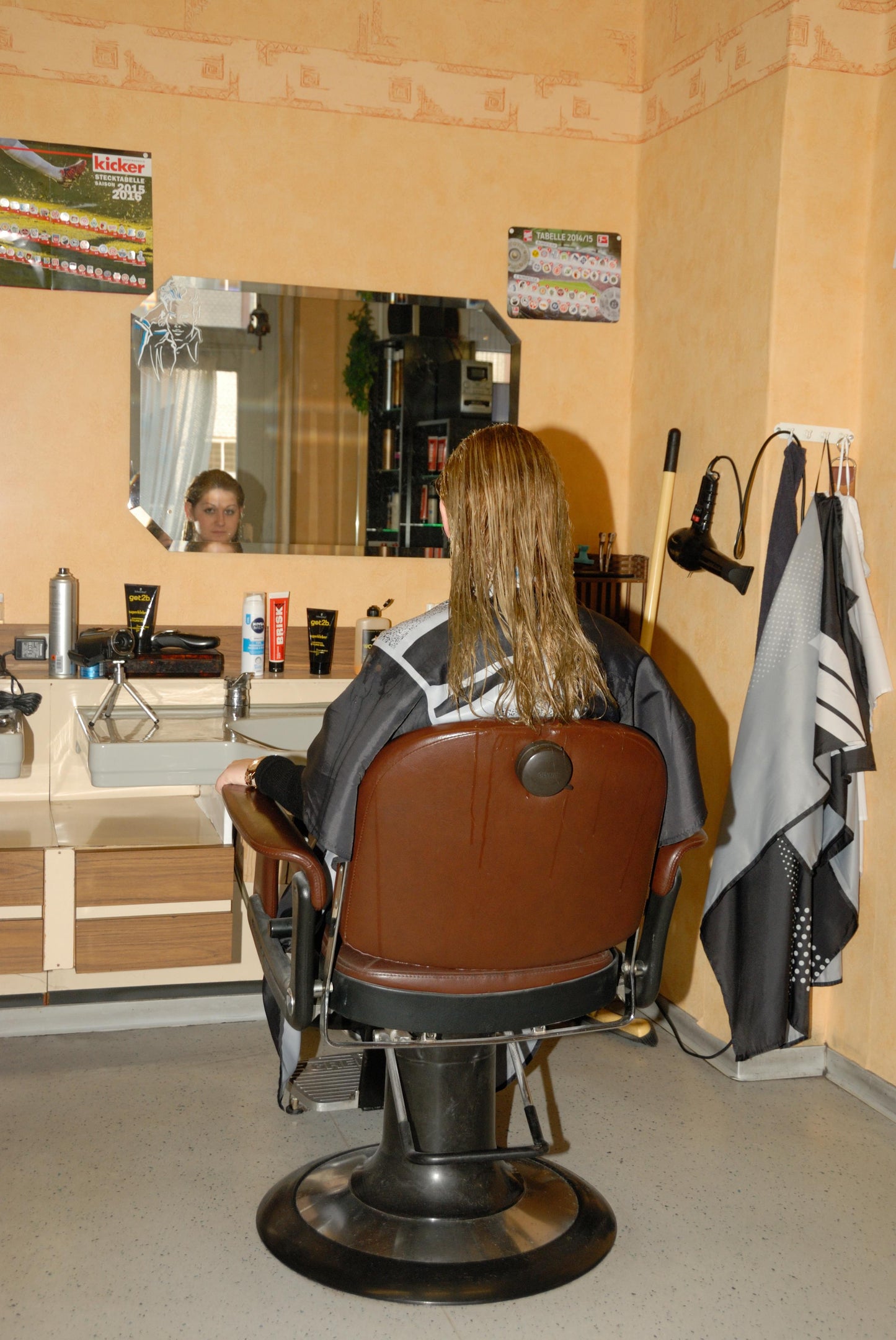 8063 NadineD Hanau 2 cut and blow in barber shop men watching
