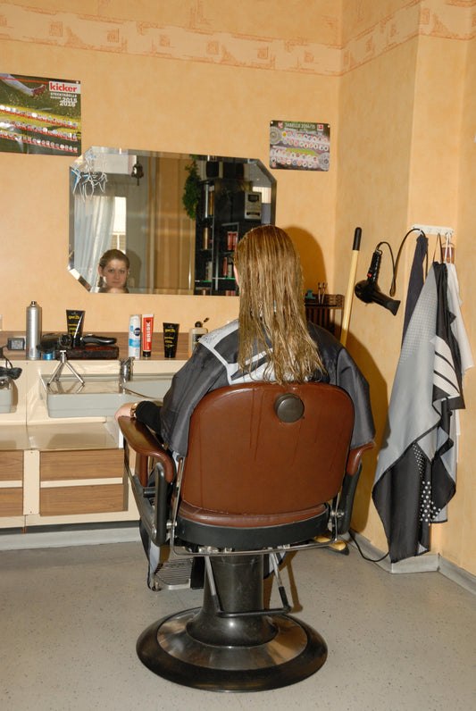 8063 NadineD Hanau 2 cut and blow in barber shop men watching