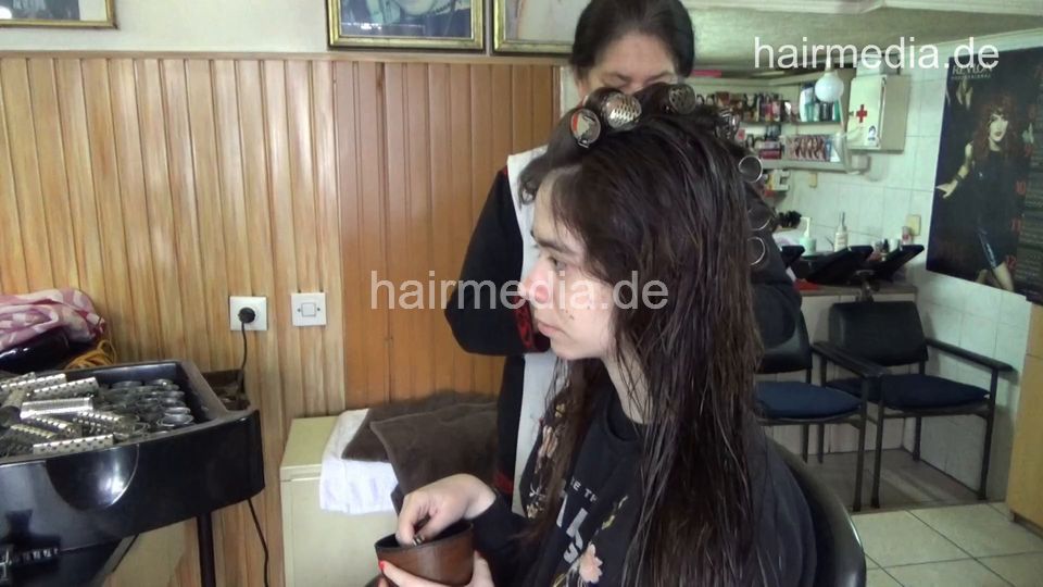 6217 Mother JelenaM and teen daughter MajaM: Elena shampoo and set