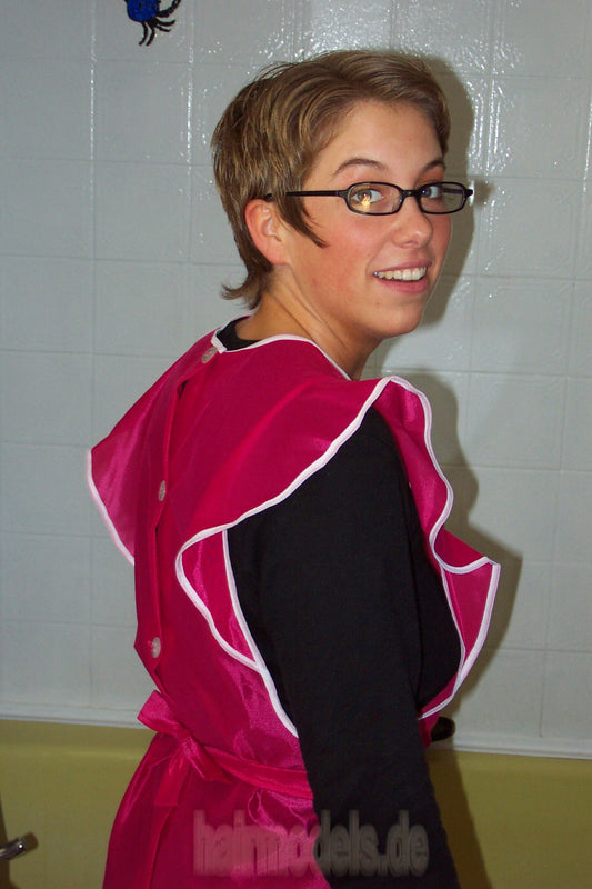 h025 hobbybarberette Carola at home shampooing and haircut male client