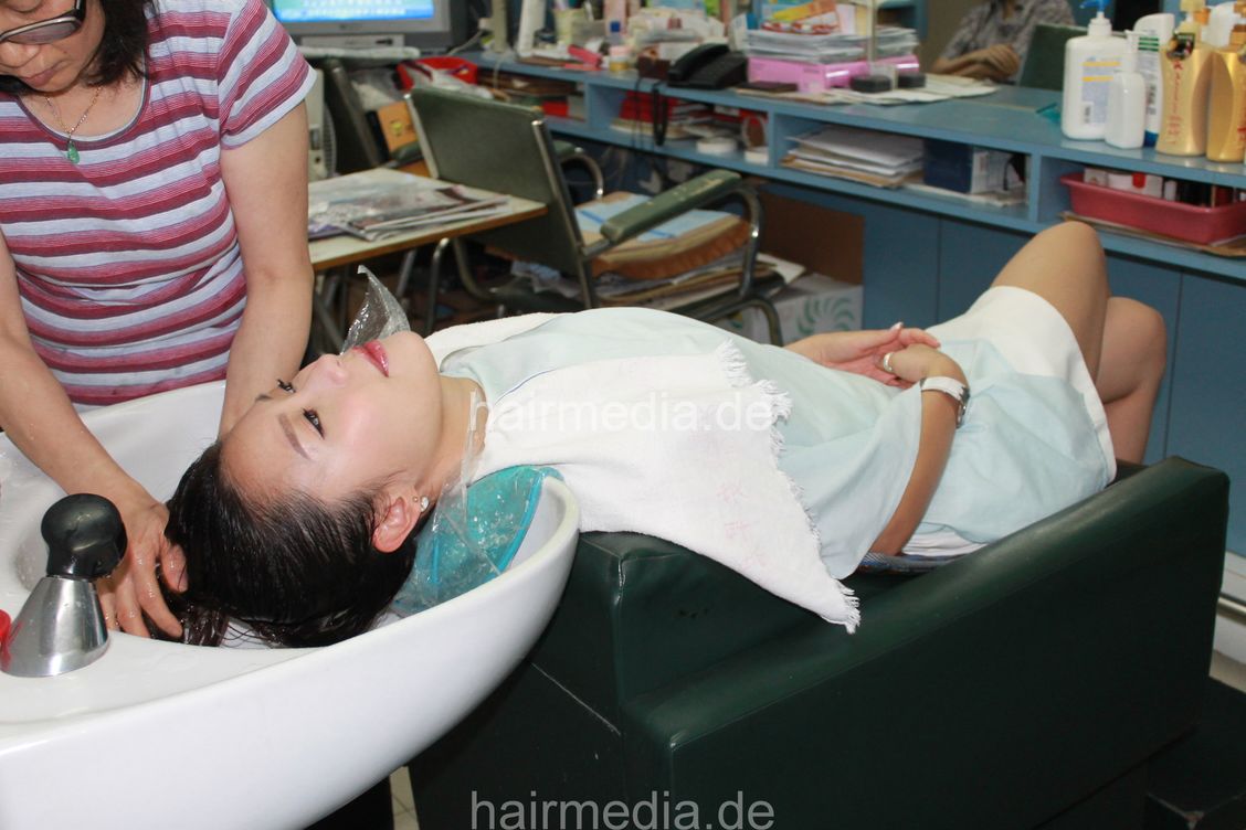 359 NatFu, shampooing in Hong Kong by barber 275 pictures for download