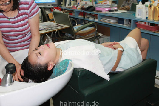 359 NatFu, shampooing in Hong Kong by barber 275 pictures for download