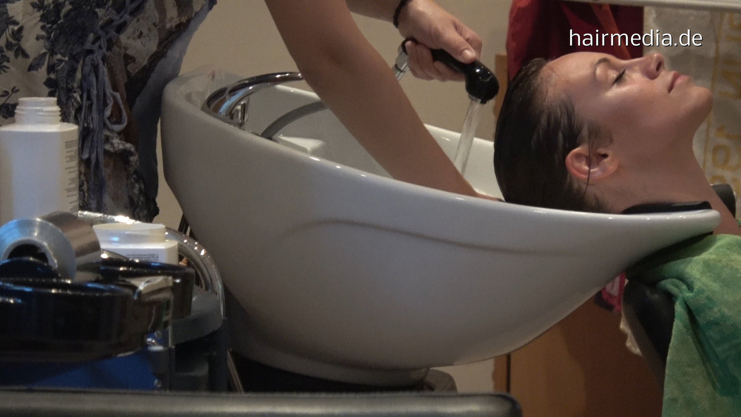 370 JenniferD by JasminT 1 backward hairwash