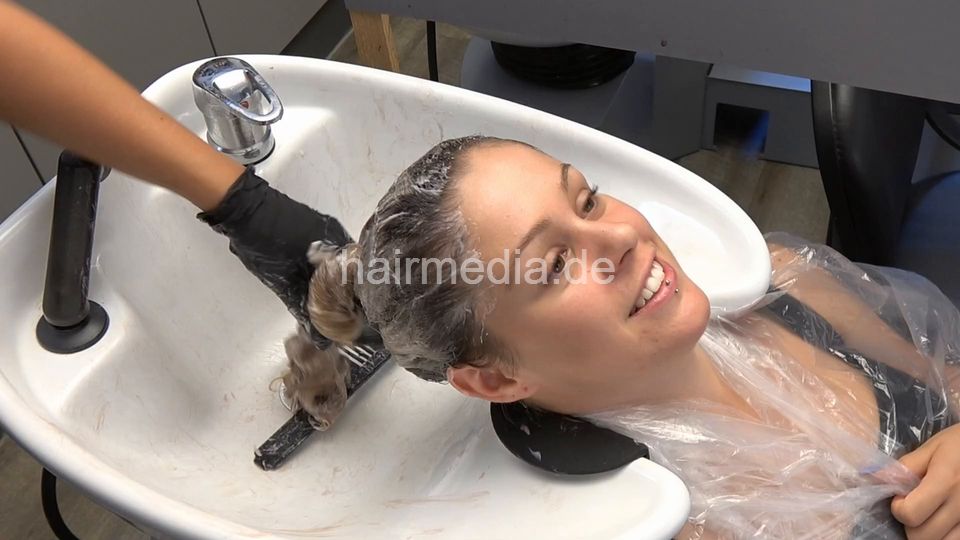 4060 Kyra long hair teen bleaching XXL hair 3 at shampoo station