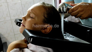 1170 Lea 8 years old girl 2 shampoo backward by barber facecam