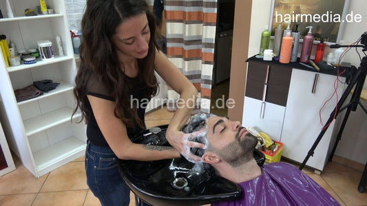 1207 Maicol 1 shampooing a barber in pvc shampoocape