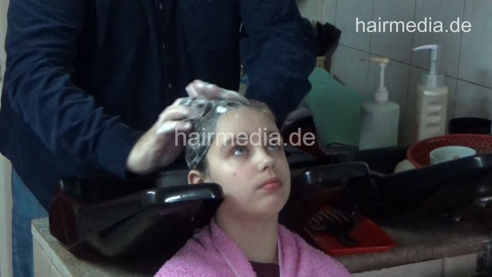 6217 Mother JelenaM and teen daughter MajaM: Daughter Shampoo cut and metal wetset