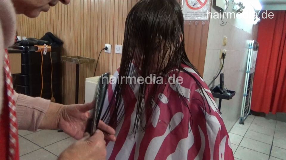 6217 Mother and teen daughter: Daughter SaraJ shampoo by barber and cut and wetset