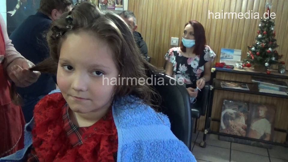 6217 Mother and teen daughter: Daughter SaraJ shampoo by barber and cut and wetset