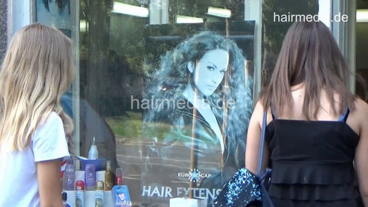 6217 Mother and teen daughter: Mom MinaN shampoo and cut