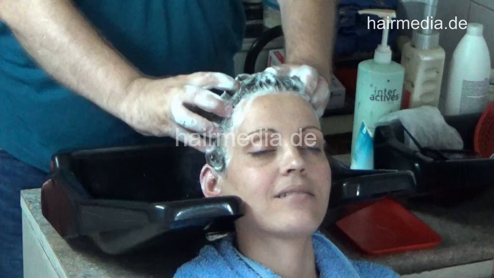 6217 Mother and teen daughter: Mom MinaN shampoo and cut