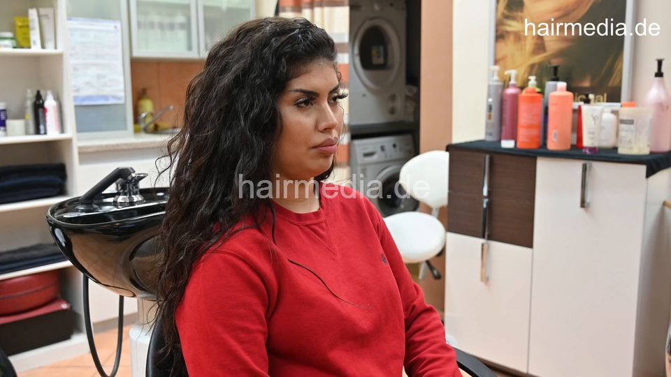 1220 Nasrin by barber ASMR shampoo in black bowl