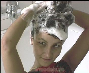 h017 Angelina Suhl self home shampooing 33 min video for download