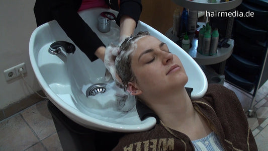 9081 SaskiaW  complete shampooing sessions and haircut