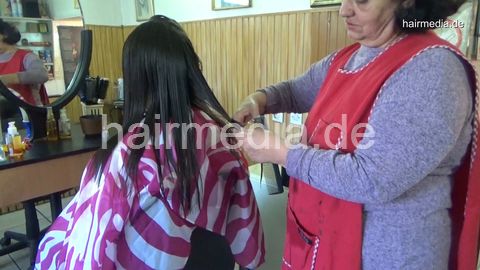 6196 07 Tina haircut by mature barberette in apron