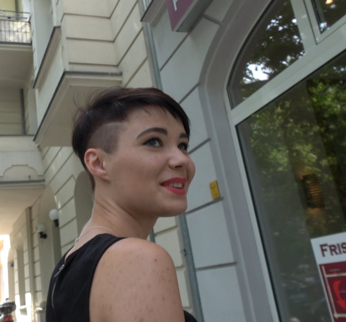 8146 Walentyna buzzcut by barber Berlin very short