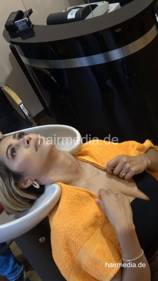 6214 Barberette Zoya get her XXL hair washed and set in complete vertical video