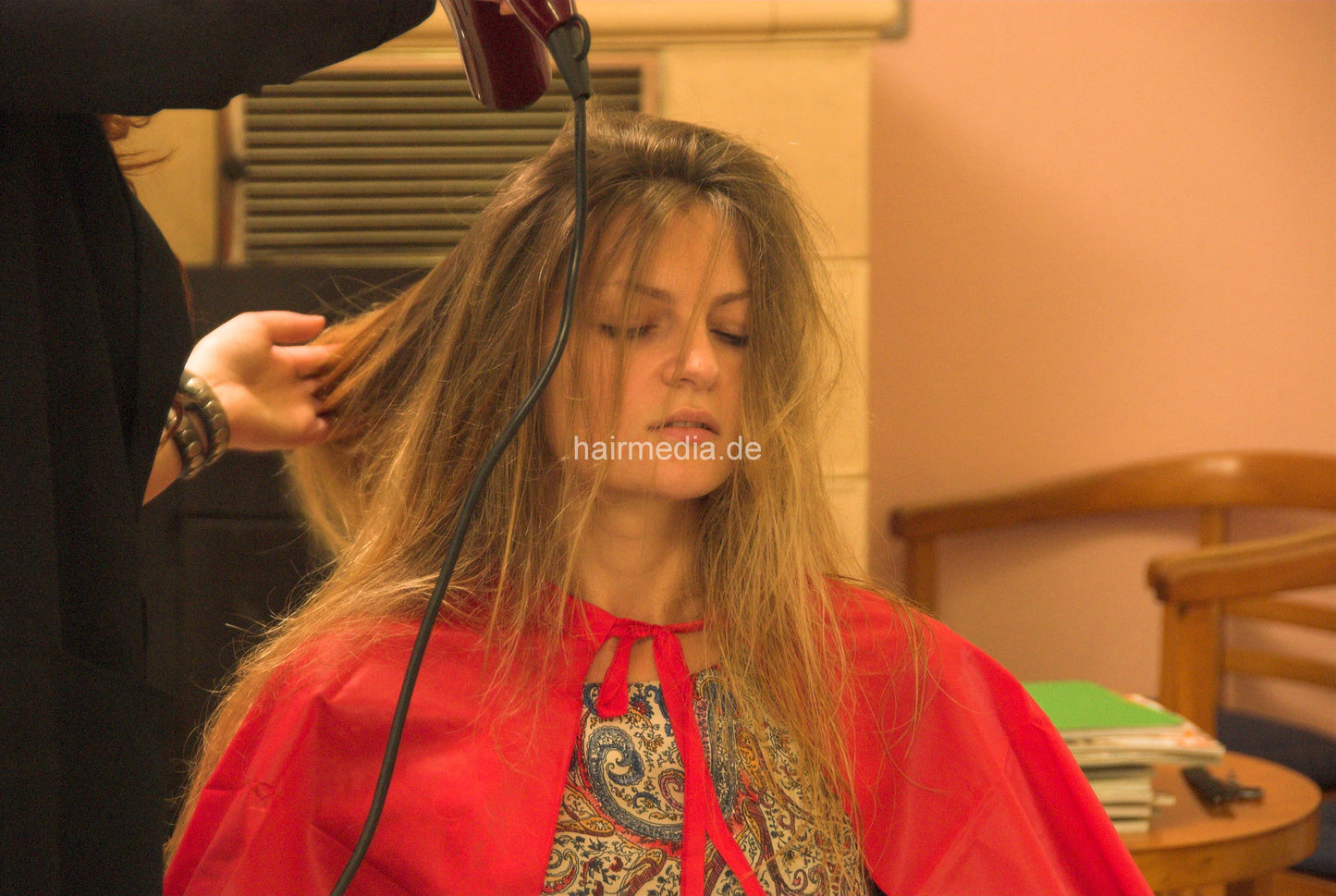 a0068 hairdressing combout cape HOYER red