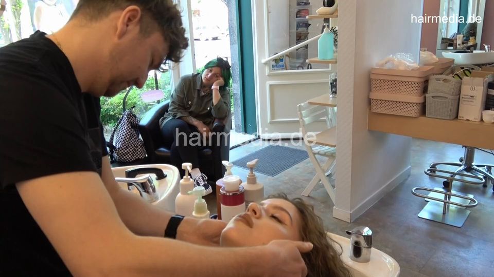 7202 Ukrainian hairdresser in Berlin 220516 AS perm 1 shampoo