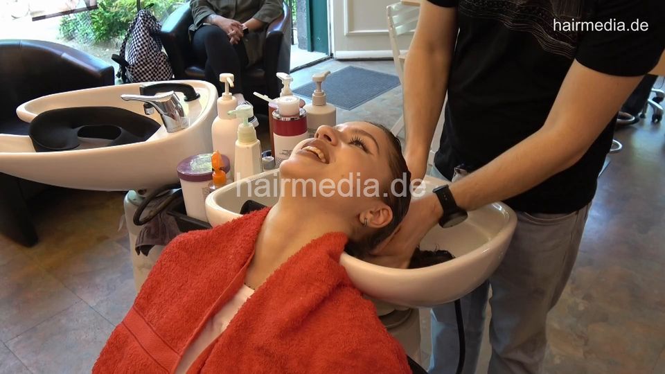 7202 Ukrainian hairdresser in Berlin 220516 AS perm 1 shampoo