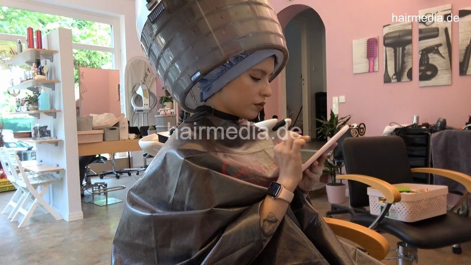7202 Ukrainian hairdresser in Berlin 220516 AS perm 2