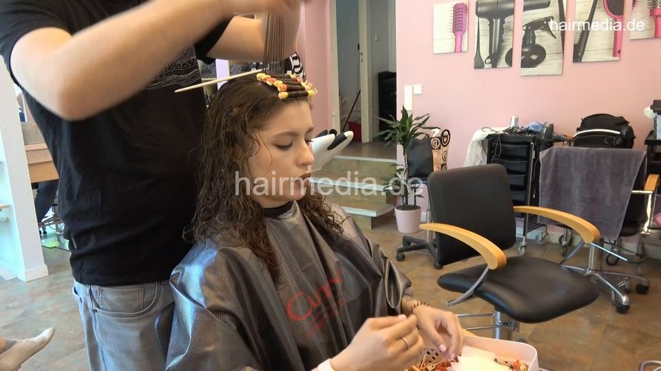 7202 Ukrainian hairdresser in Berlin 220516 AS perm 2